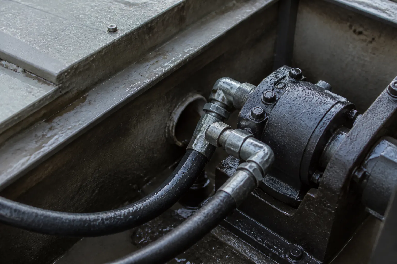 Hydraulic hose and motor at a pool cover pit
